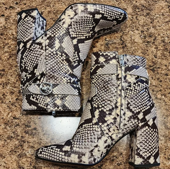 COACH "Elisa" Snakeskin-Printed Leather Heeled Boots - Black/Tan/White - Size 9 - Picture 5 of 13